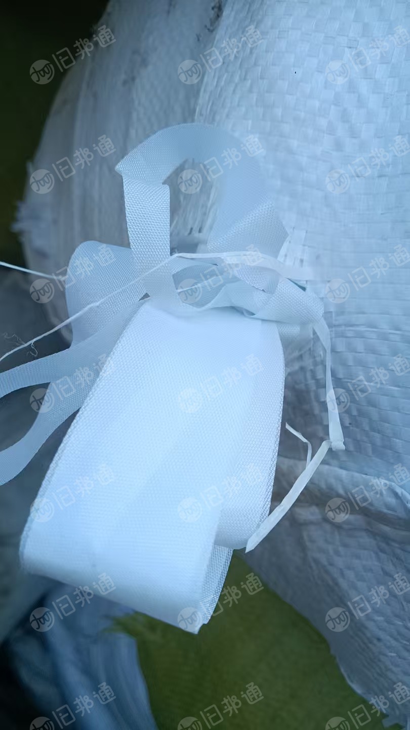 长期出售白色,杂色的雨伞废布,帐篷边角料,带浆,杂色月供六七十吨