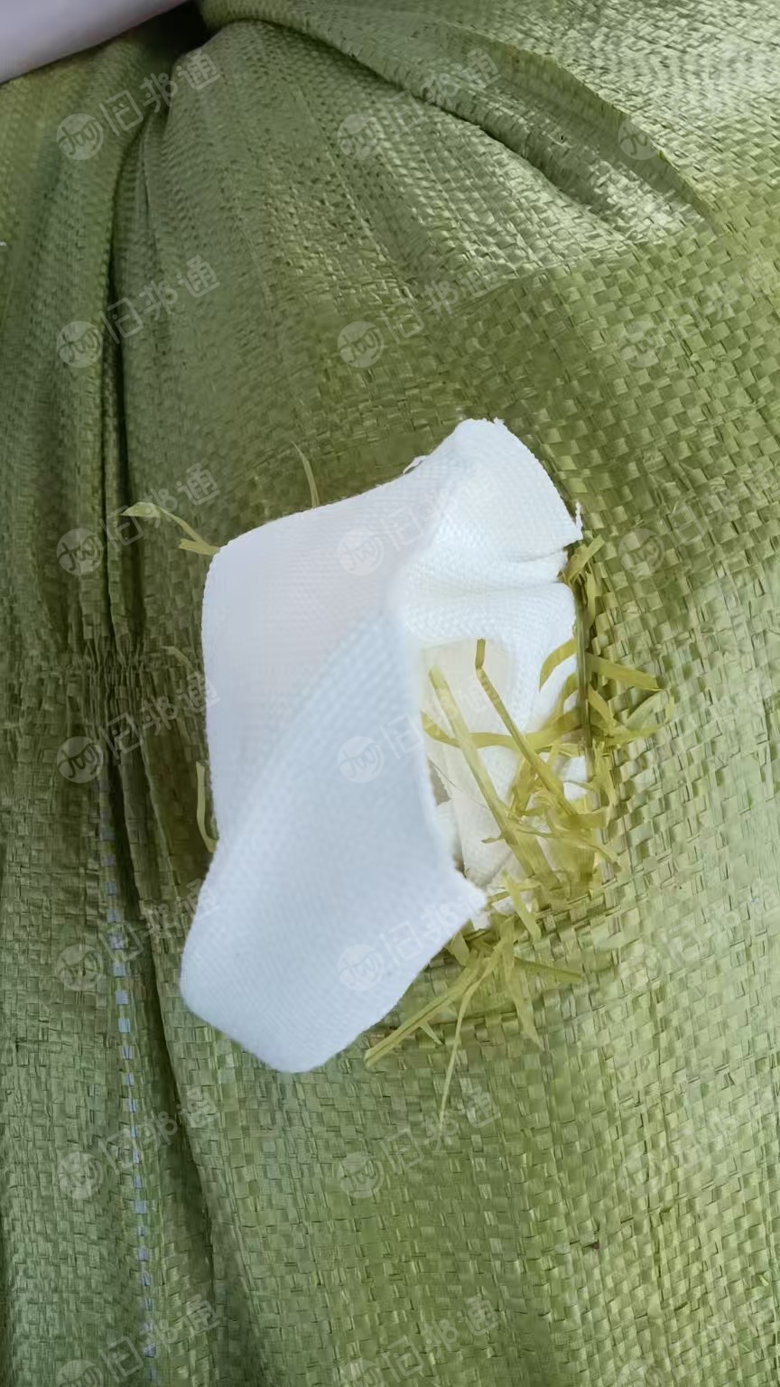 长期出售白色,杂色的雨伞废布,帐篷边角料,带浆,杂色月供六七十吨
