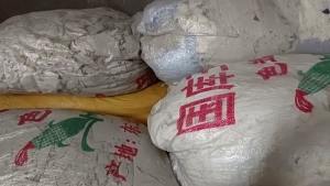 长期出售浅三色的涤纶废布，涤纶边角料，现货七八吨