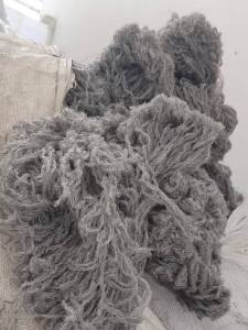 长期出售锦纶和涤纶混在一起的废丝 锦纶含量30-40左右，颜色也有很多种，现货10多吨