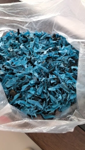 出售PVC冷却塔破碎料,纯黑色和纯蓝色,每天都在加工