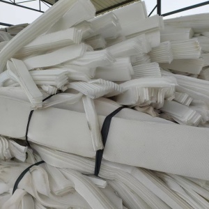 长期出售床垫下脚料，纯涤纶的，带一层胶，现货5吨， 厂在江苏淮安