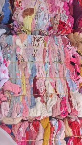 长期出售涤纶睡衣料，浅色深色都有，现货百来吨