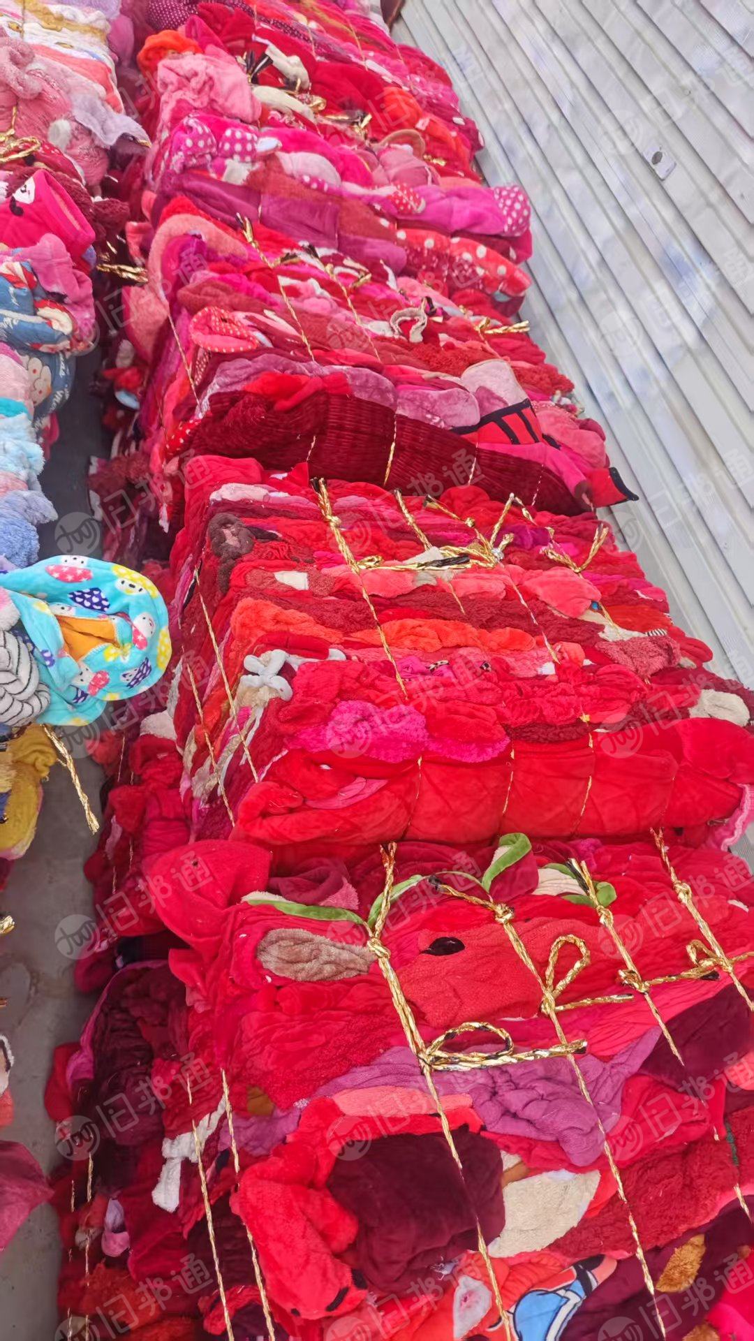 长期出售涤纶睡衣料，浅色深色都有，现货百来吨