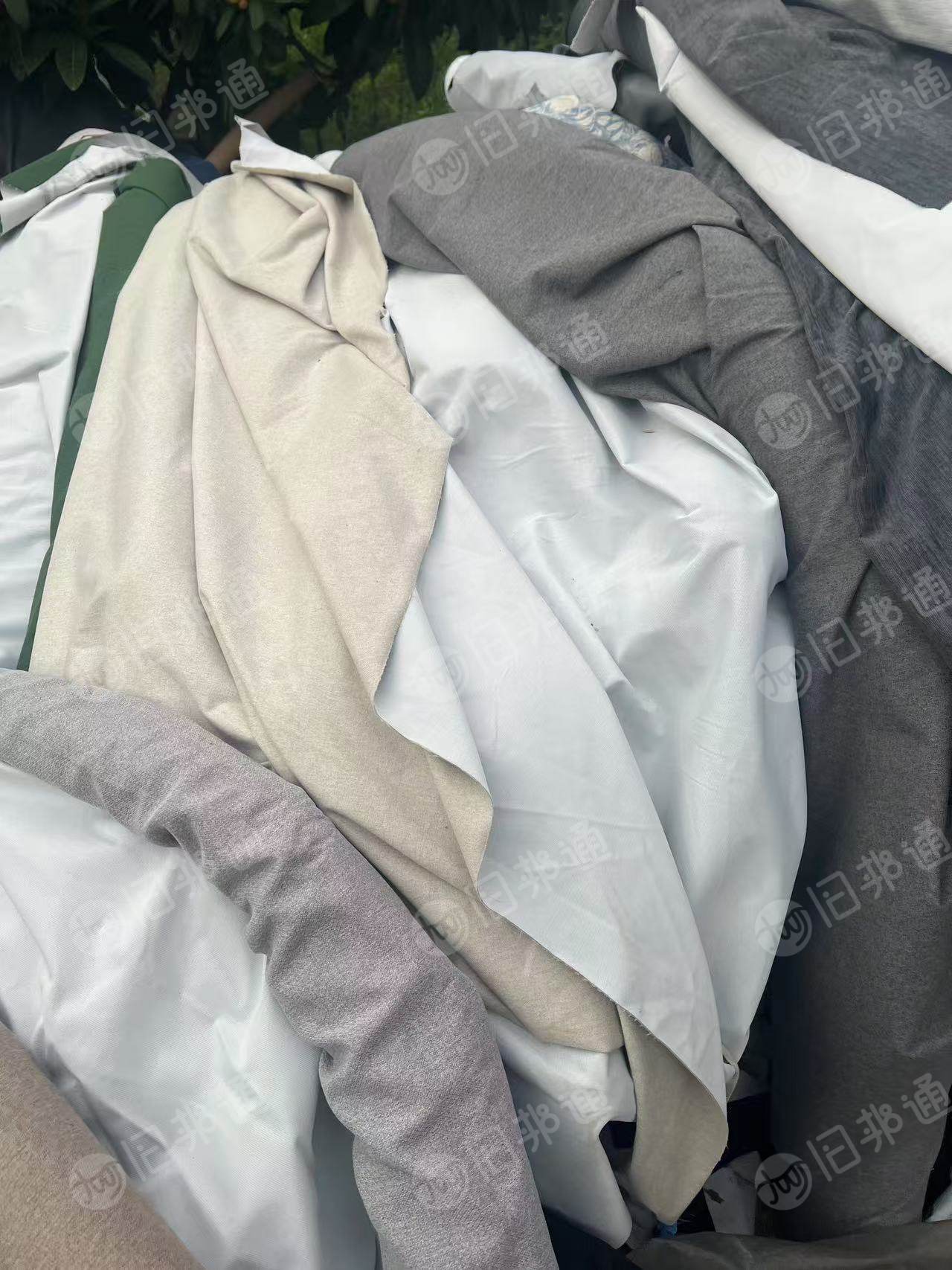 出售库存布，涤纶复合一层pe膜，现货3吨左右，货在浙江嘉兴