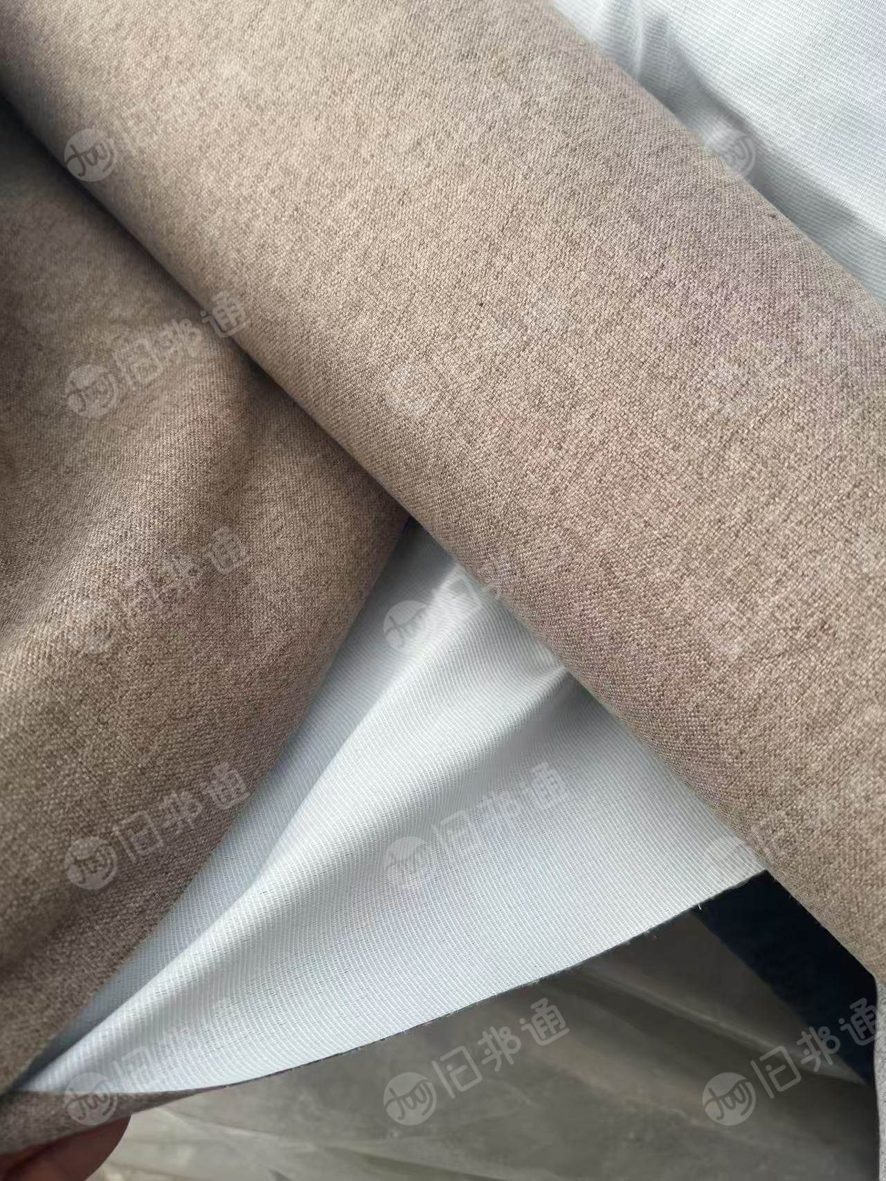 出售库存布，涤纶复合一层pe膜，现货3吨左右，货在浙江嘉兴