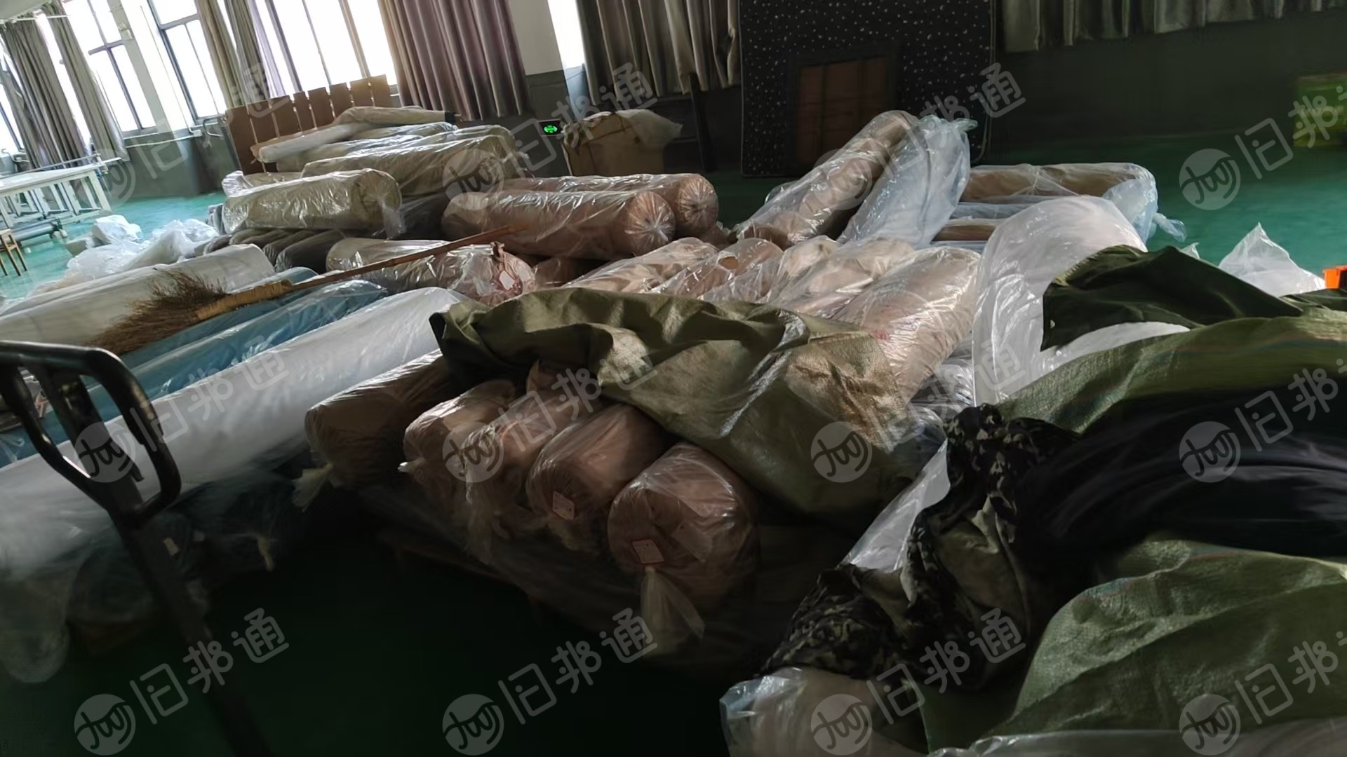 出售库存桌布，台布，涤纶库存布，精编布，门幅320克重260左右，货有3万米左右，货在浙江柯桥