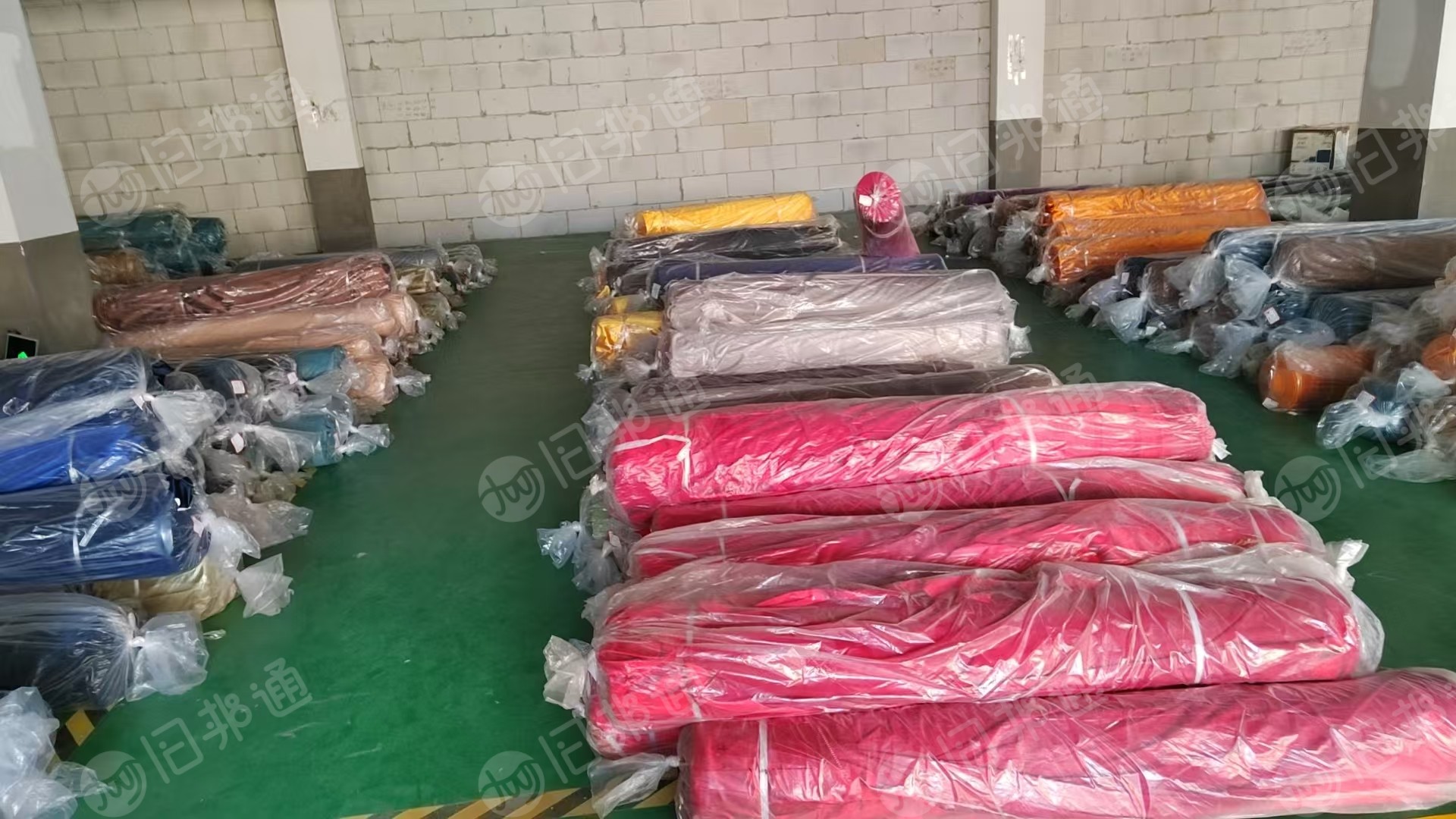 出售库存桌布，台布，涤纶库存布，精编布，门幅320克重260左右，货有3万米左右，货在浙江柯桥