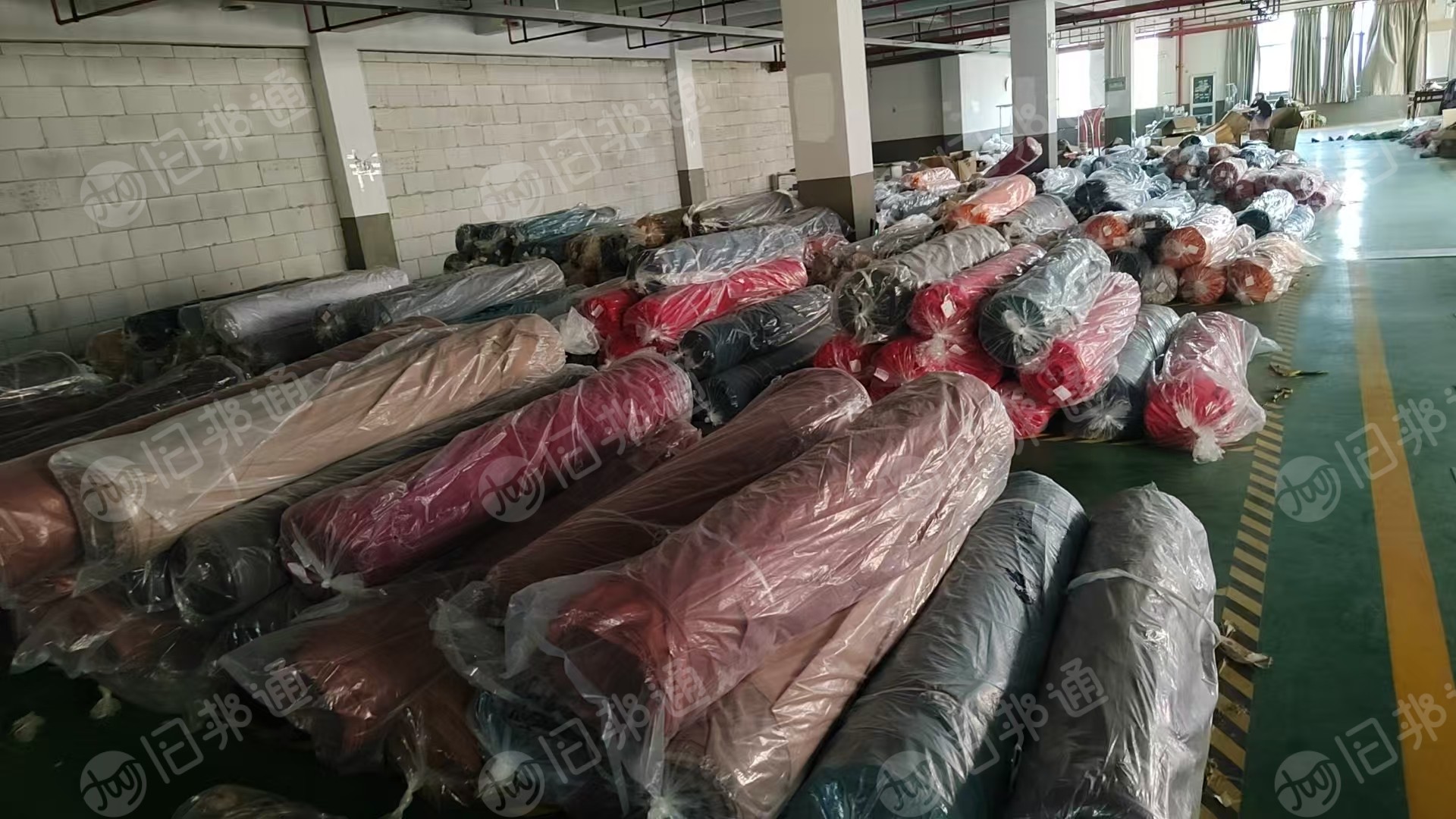 出售库存桌布，台布，涤纶库存布，精编布，门幅320克重260左右，货有3万米左右，货在浙江柯桥