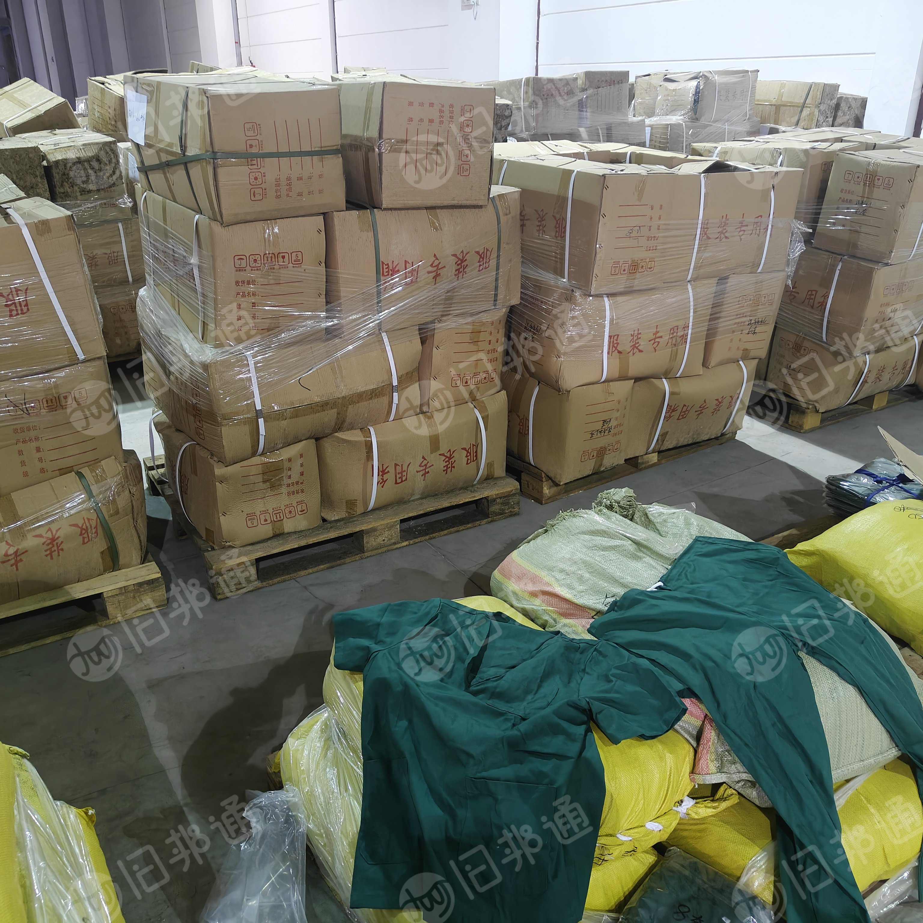 出售一批纯棉洗手衣，现货8-10吨，货在上海浦东