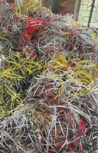 出售全漂杂色PP打包带毛料，现货十吨左右，月供15吨