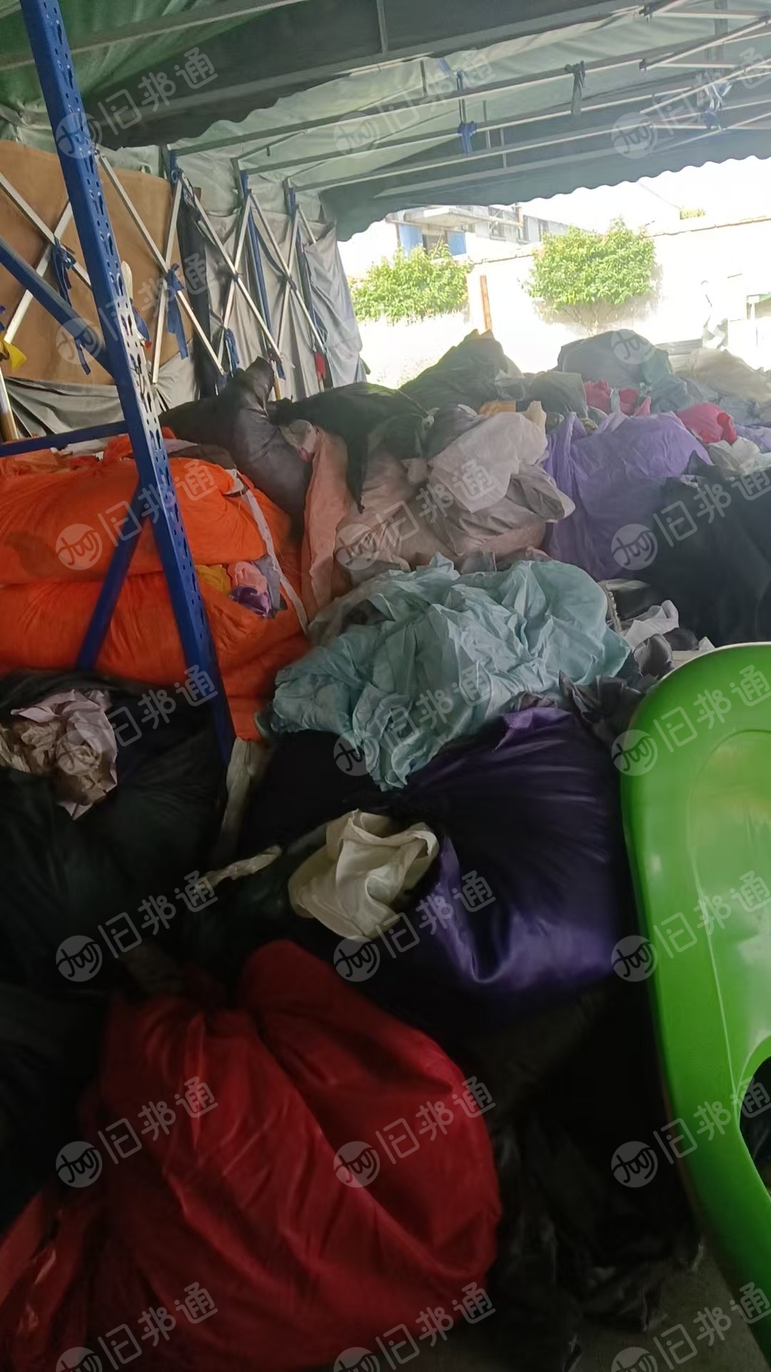 长期出售染厂下来的涤纶废布，涤纶碎布，有点潮，货在江苏苏州