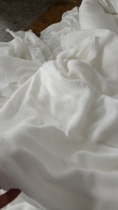 长期出售白色涤纶废布，涤纶绒布，三天就有9.6米一车，货在江苏苏州常熟