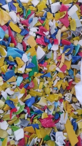 出售花色涂料桶破碎料