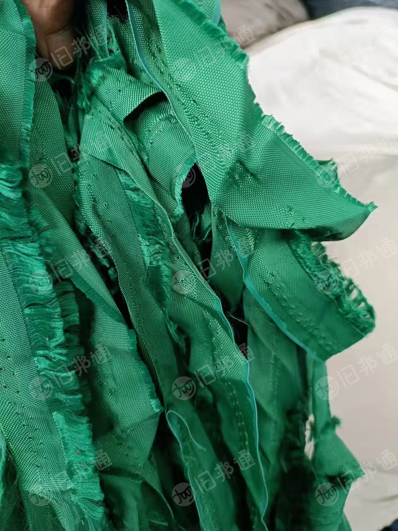 长期出售牛津布条600D,每个月三五十吨,2公分宽,长度有几百米上千米都有,打绳子用,货在江苏苏州