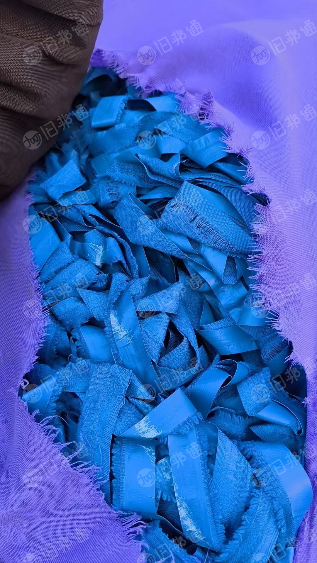 长期出售牛津布条600D,每个月三五十吨,2公分宽,长度有几百米上千米都有,打绳子用,货在江苏苏州