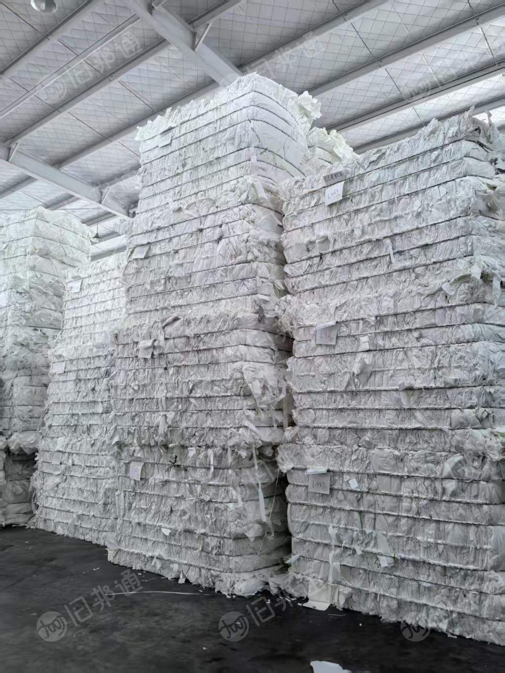 出售白色蛋糕纸,原木纯针叶食品级别,白度82,微湿强