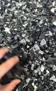 求购汽车涂层透明破碎灯壳,黑白破碎灯壳料