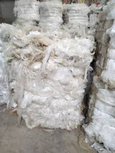 出售一级水洗高压膜废料，纯缠绕膜压包料，现货六米八一吨