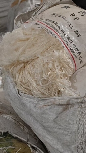 出售丙纶地毯丝，丙纶废料，PP废丝，丙纶废丝，现货有十几吨，货在江苏盐城