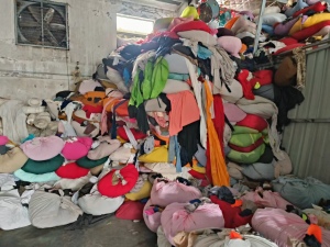 长期出售杂色涤纶废布，涤纶造粒布，现货有80吨左右，货在江苏苏州