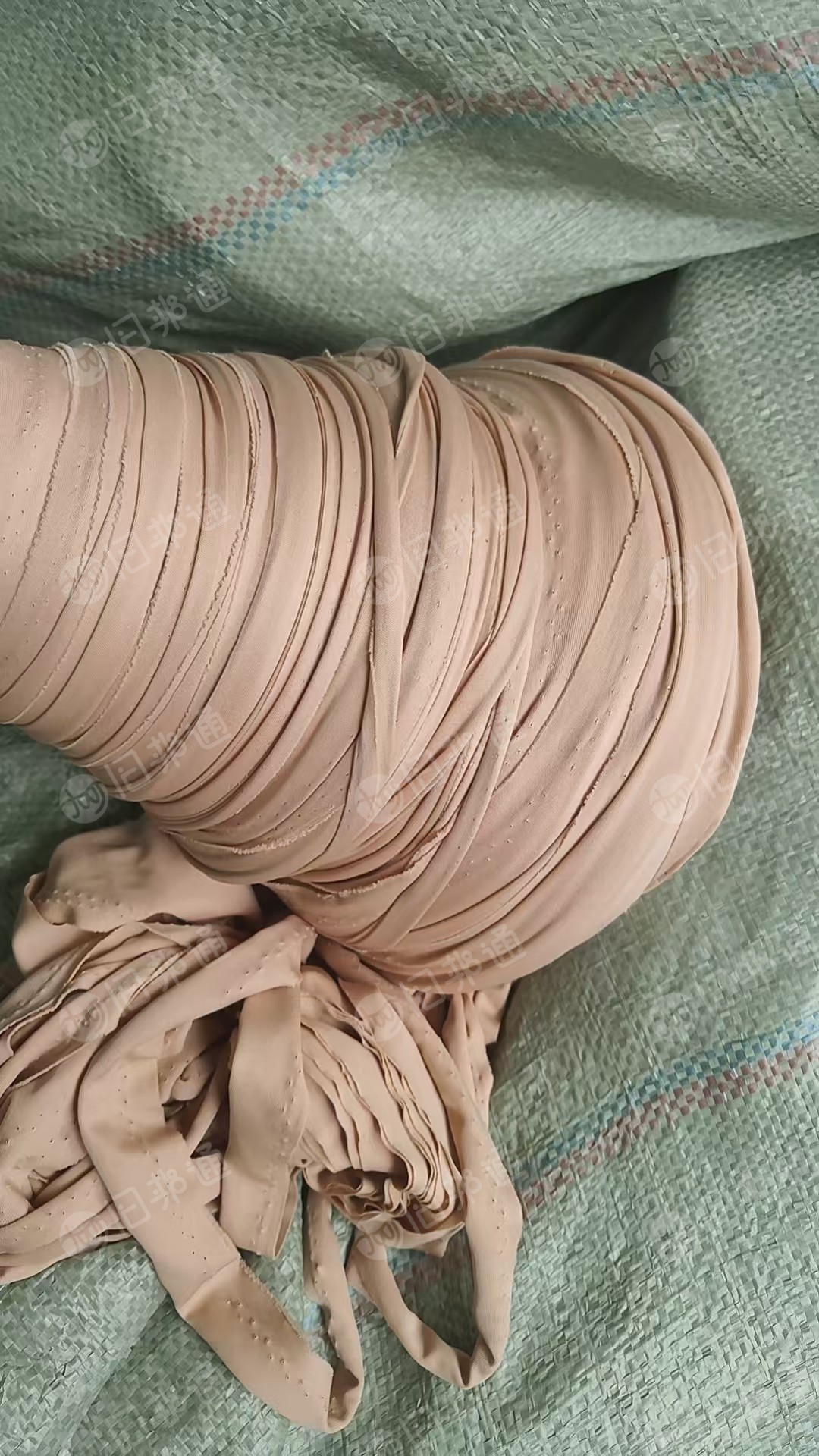 长期出售肤色的涤纶布条，涤纶废布，月供八九吨