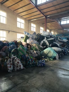 长期出售涤纶布边，带浆的涤纶废布，涤纶边角料，月供几百吨