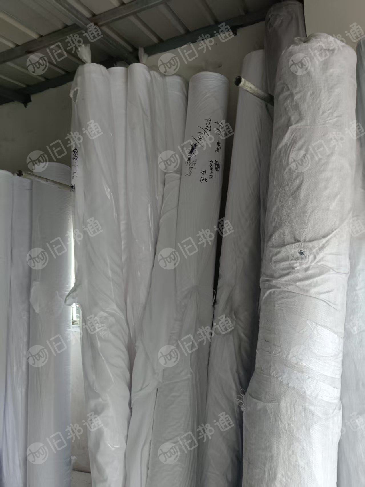 长期出售涤纶磨毛布色丁布，涤纶材质，幅宽2.2-3米之间，克重90左右，现货11万米，10个颜色
