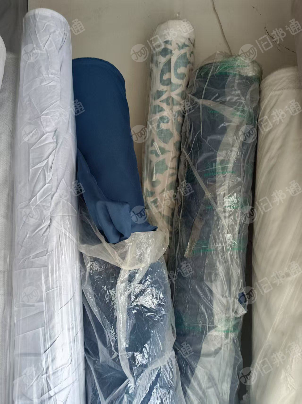 长期出售涤纶磨毛布色丁布，涤纶材质，幅宽2.2-3米之间，克重90左右，现货11万米，10个颜色