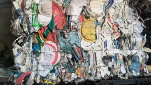 出售pp涂料桶压块，有含PP胶管废料（有切开处理干净）长期有货