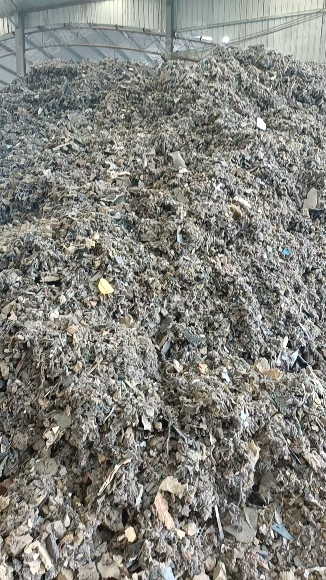 长期出售汽车内饰破碎料，燃烧料，下脚料，月供1000吨，货在河南商丘