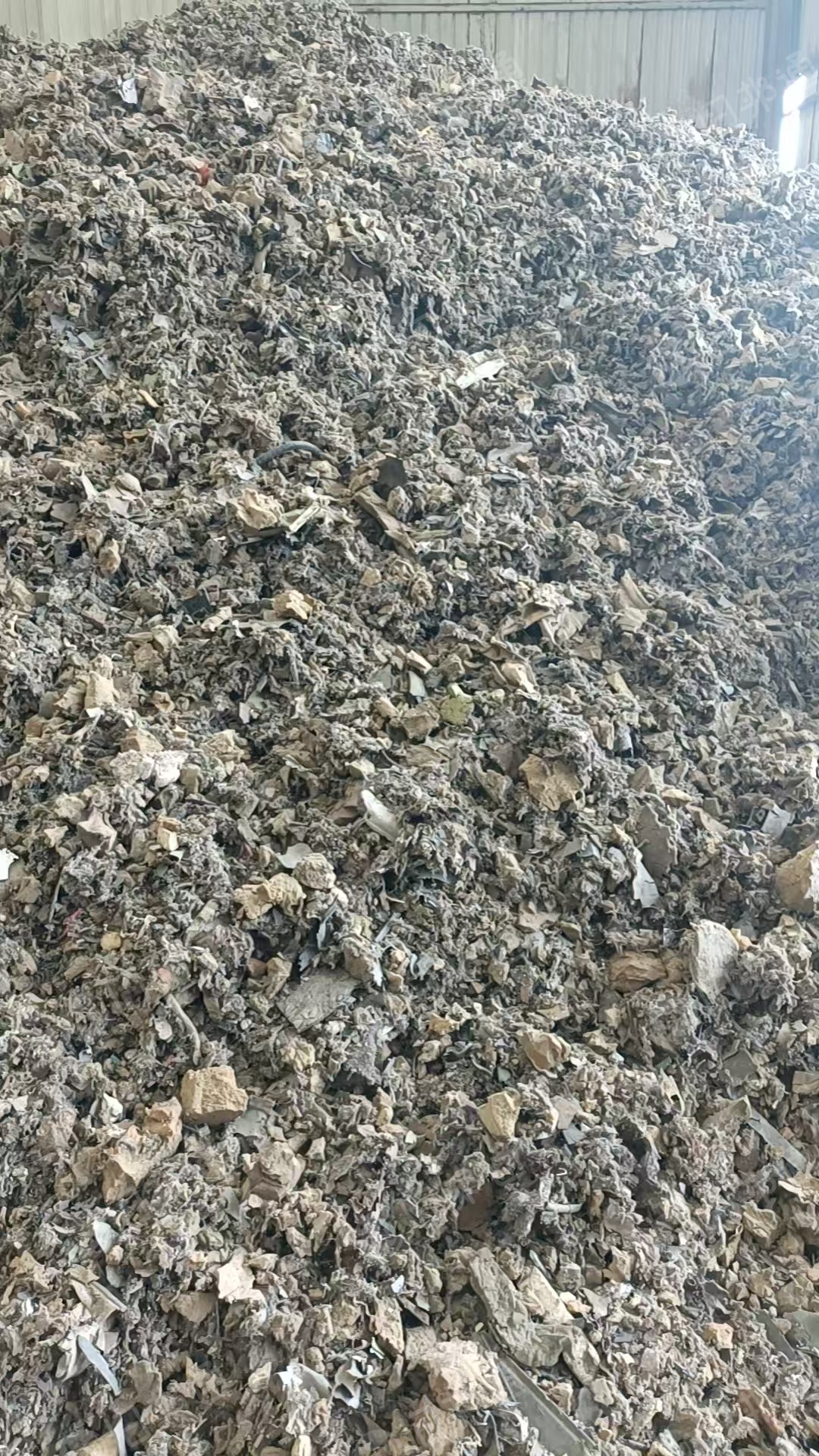长期出售汽车内饰破碎料，燃烧料，下脚料，月供1000吨，货在河南商丘
