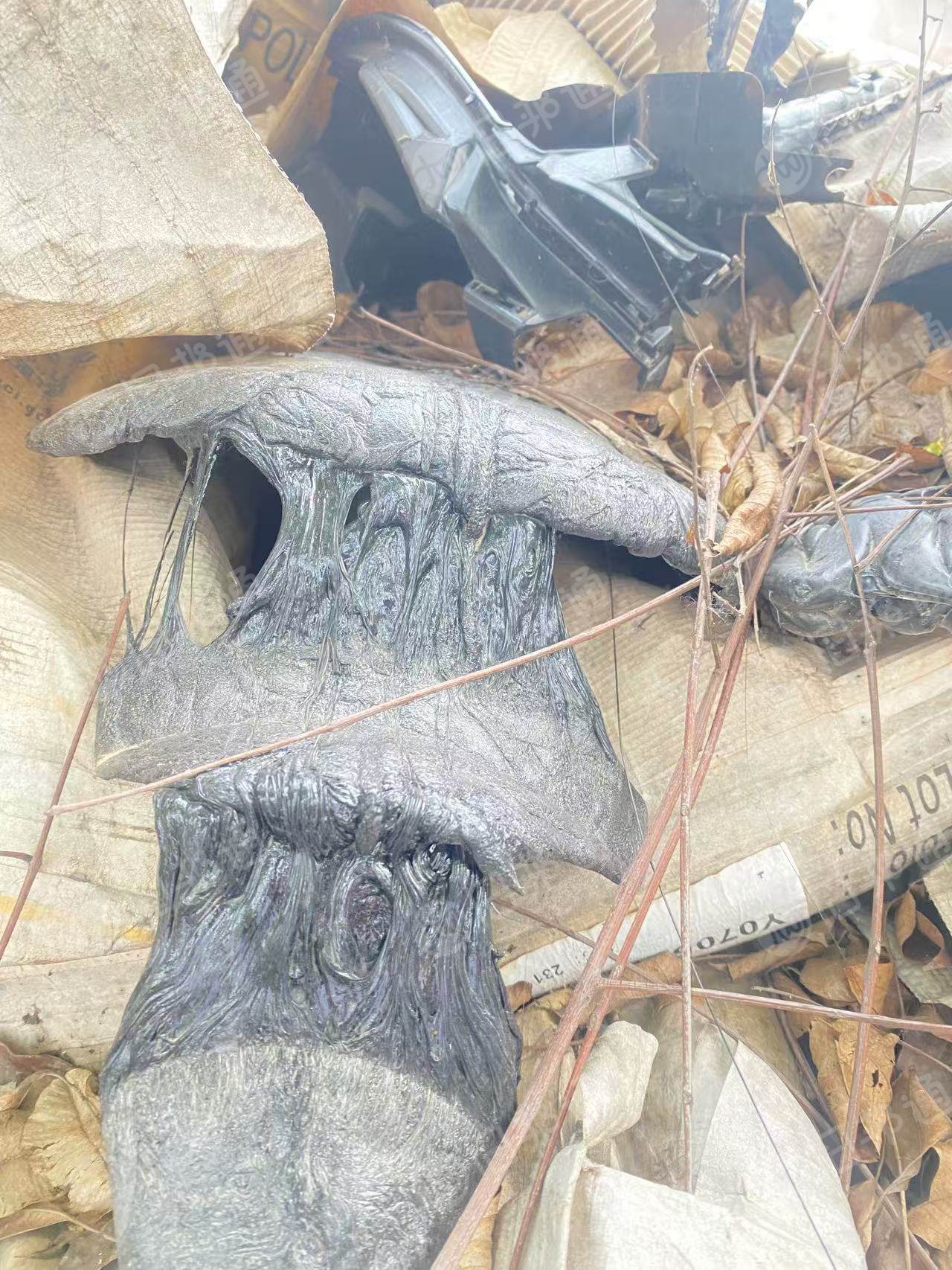 大量出售汽车大灯壳机头料