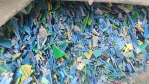  长期出售红蓝丙破碎料