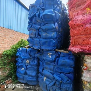 长期出售PE蓝桶压块