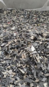 出售PP汽车内饰破碎料，除铁清洗甩干，会有些合金料在里面，纯PP保险杠破碎料，现货七八十吨
