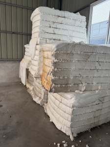 长期出售涤纶磨毛料，含20以内的水分，现货十几吨，厂在江苏苏州