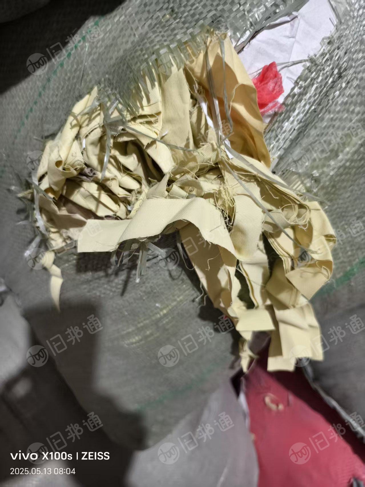 长期大量出售涤纶废布，浅三色，深色黑色，都有，每个月300吨。