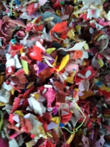 出售沉底红蓝丙破碎料，月供300吨