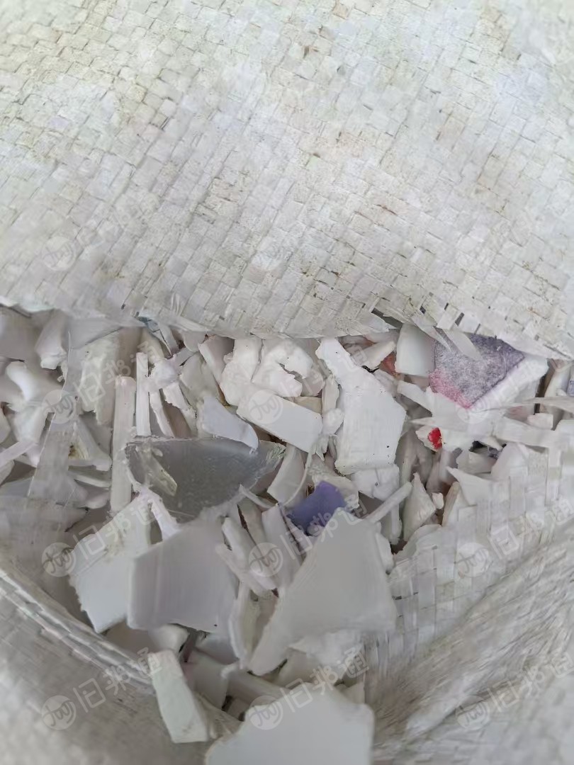 出售涂料桶破碎料，带字有10吨左右，花的月供200吨