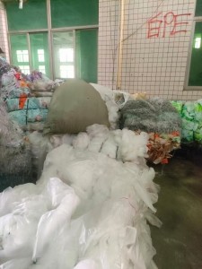 出售透明高压膜，花高压膜，卫生纸厂下来的，干净无杂，刀裁料，现货二三十吨