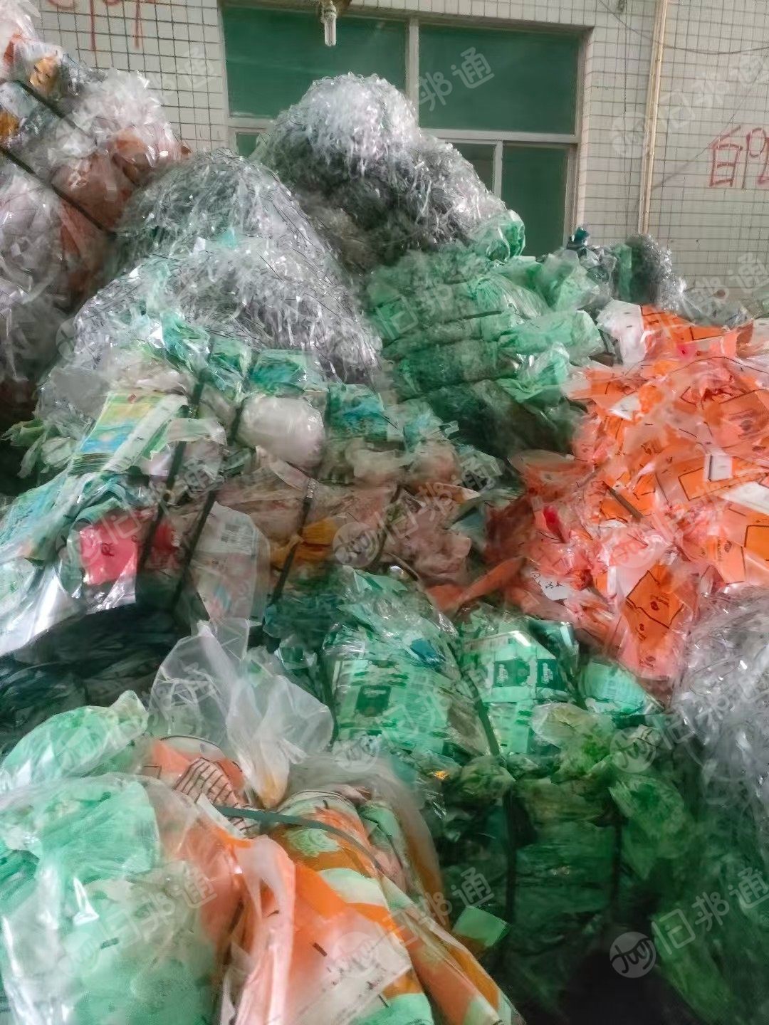 出售透明高压膜，花高压膜，卫生纸厂下来的，干净无杂，刀裁料，现货二三十吨