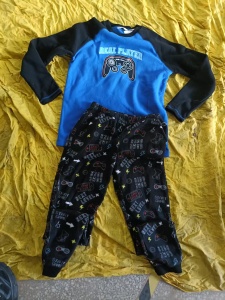 出售法兰绒库存童装，库存衣服，现货有一千多套，货在山东枣庄