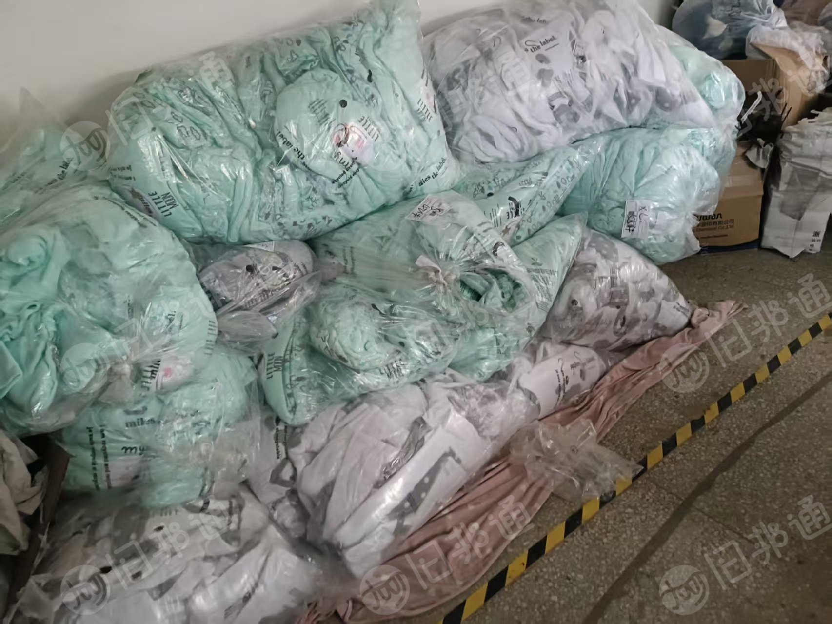 出售法兰绒库存童装,库存衣服,现货有一千多套,货在山东枣庄