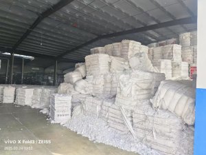 长期出售干的涤纶磨毛料，毛毛料，现货三十吨左右，月供六十吨