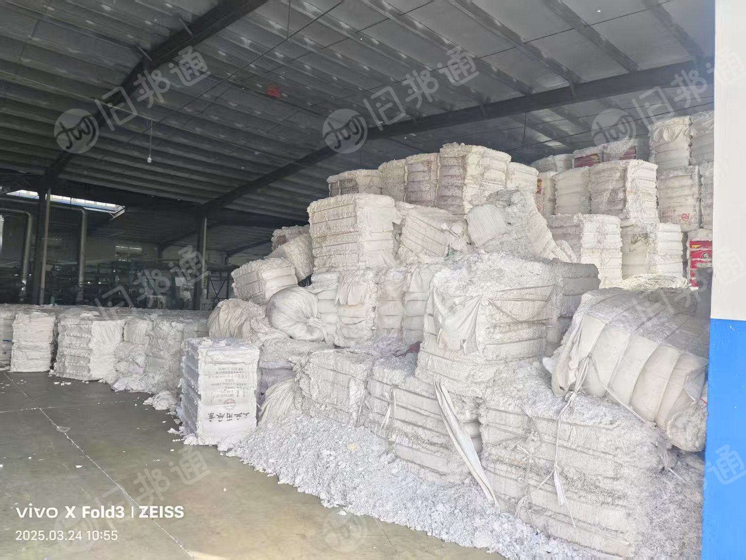 长期出售干的涤纶磨毛料，毛毛料，现货三十吨左右，月供六十吨