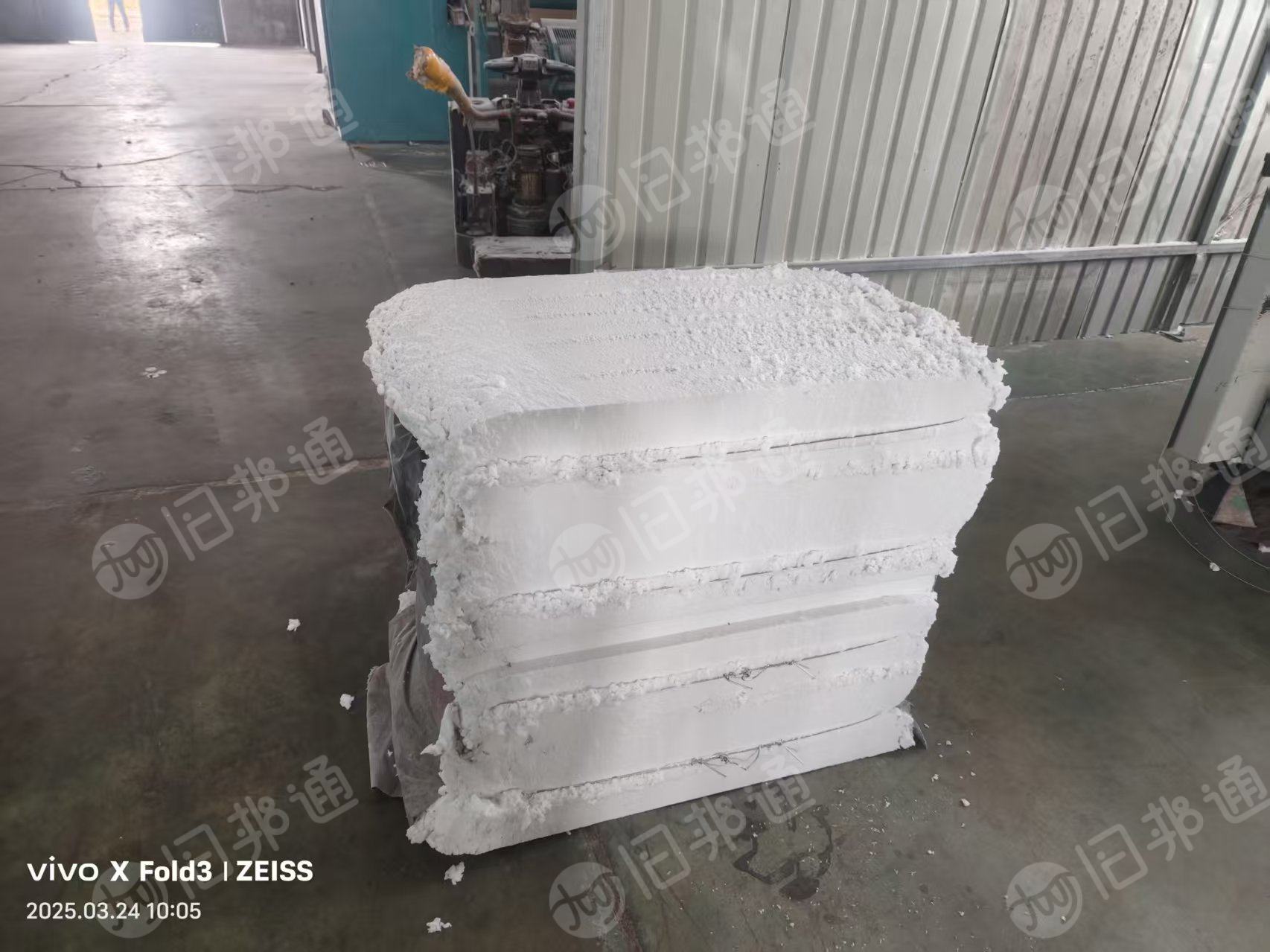 长期出售干的涤纶磨毛料，毛毛料，现货三十吨左右，月供六十吨