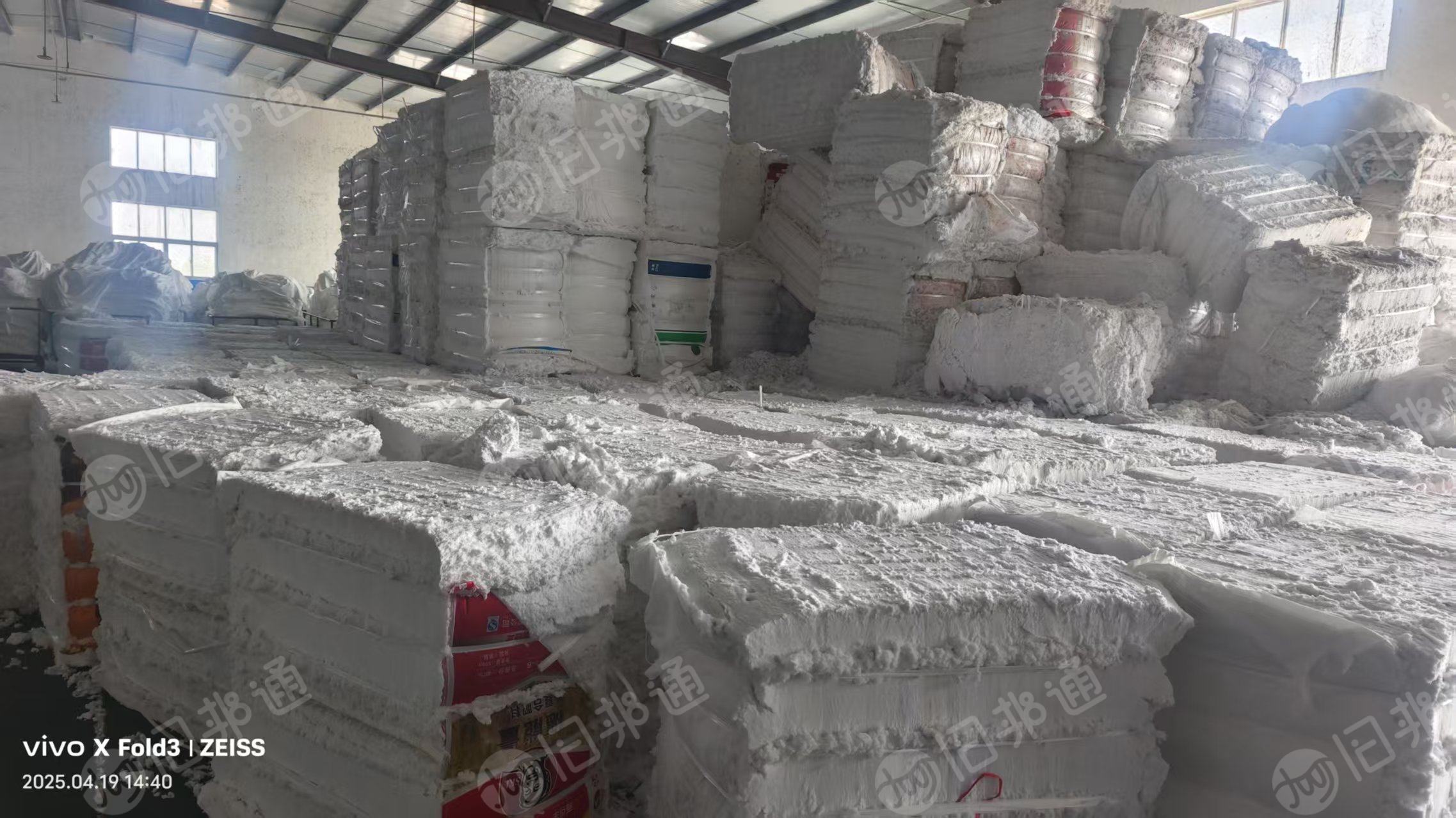 长期出售干的涤纶磨毛料，毛毛料，现货三十吨左右，月供六十吨