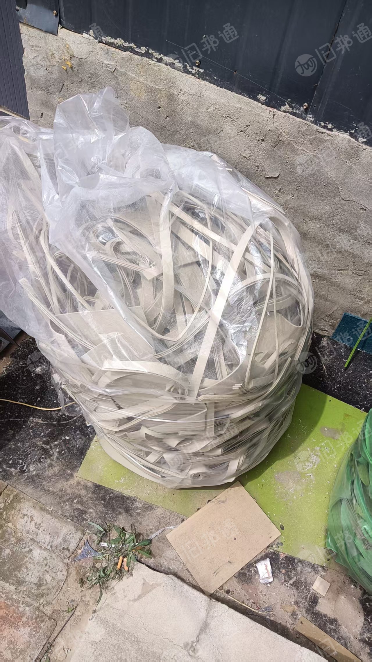 长期出售毛毡厂下脚料，毛毡废料，现货三四十吨左右，货在河北邢台