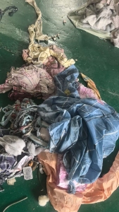 长期出售旧衣服黑料, 旧被子,旧娃娃布料,枕头套,每个月30-50吨,厂在安徽阜阳